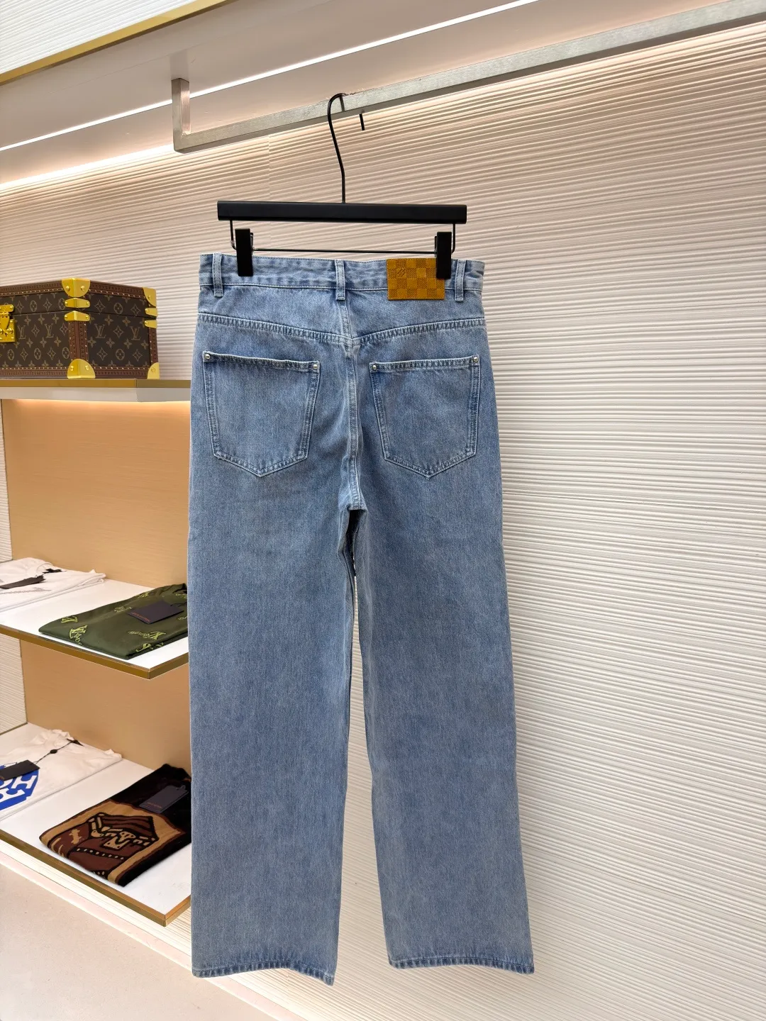 LOUIS VUITTON washed ripped jeans ●Authentic product: Purchased and developed at 17700 ●Item number: 1680603-B45 ●Material: pure cotton premium denim ●Technology: laser burning ●Version: fitted version ●Weight: about 885 grams ●Size: 30-32-34-36 ●Description: This destroyed detail is really cool. This washed denim truck elevates a classic silhouette with contrasting Monogram detailing front and rear, crafted with an edgy tear effect. This mid-season piece is effortlessly layered and can be worn with matching accessories for an on-trend look.